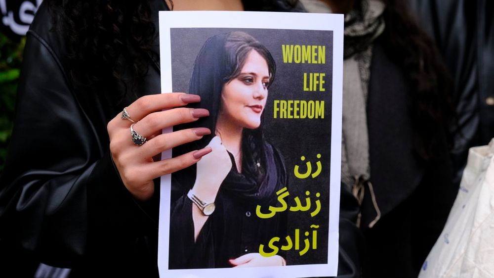 Do ulic Íránu se vrací hlídky mravnostní policie. Cíl: ani ženský vlas na ulici